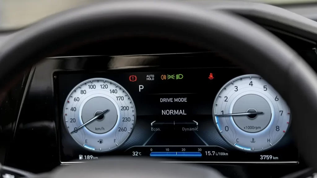 Màn hình kỹ thuật số Digital 10,25 inch hiển thị chủ đề theo Drivemode của xe hoặc theo sở thích của chủ nhân